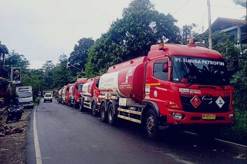 Mobil-tangki-Pertamina-bersiap-mengantarkan-pasokan-BBM-dari-Terminal-BBM-Sibolga,-Sumatera-Utara.