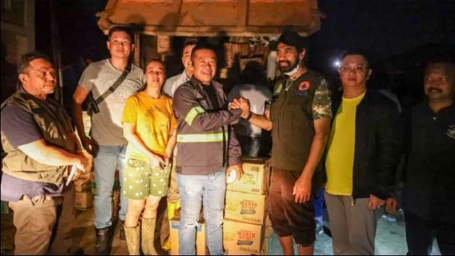 Mualem Salurkan Langsung Bantuan Korban Banjir di Aceh Tamiang: Kita Masih Kewalahan Air Bersih