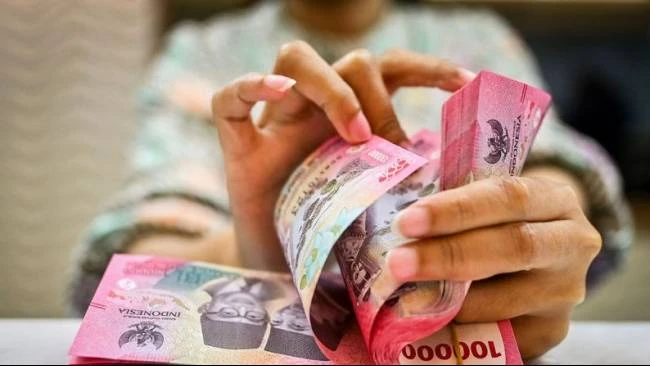 Ekonom Jelaskan Dampak Pelemahan Rupiah ke Masyarakat, dari Harga BBM sampai Lapangan Kerja