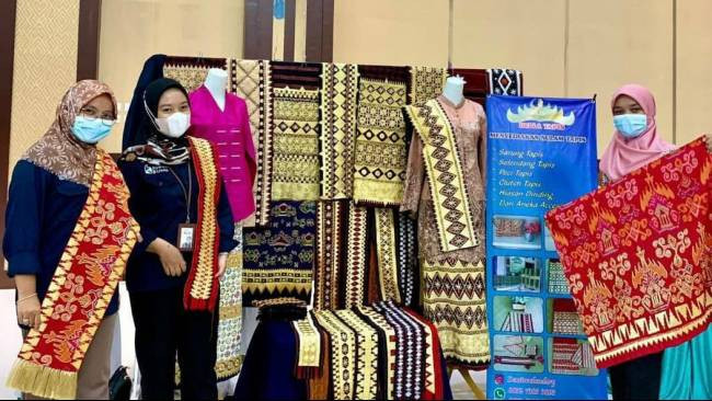 Pertamina Patra Niaga Sumbagsel Dorong UMKM Dela Tapis Angkat Kain Tapis Lampung