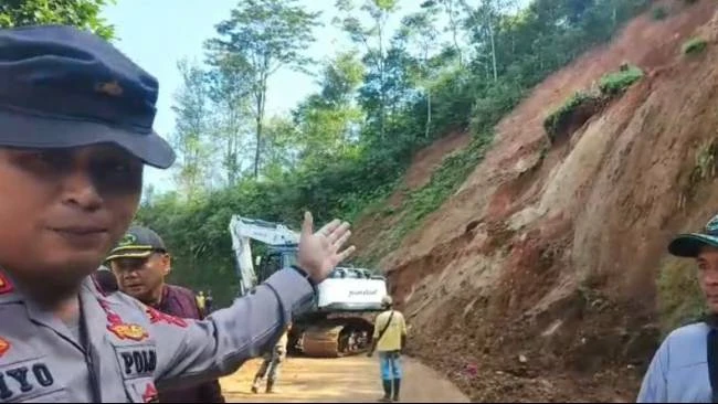 Polisi Berlakukan Sistem Buka-Tutup di Jalur Lintas Selatan Garut Pasca Longsor