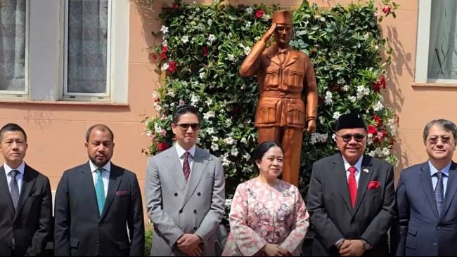 jejak-diplomasi-bung-karno-abadi-di-italia-kbri-roma-resmikan-patung-presiden-pertama-ri