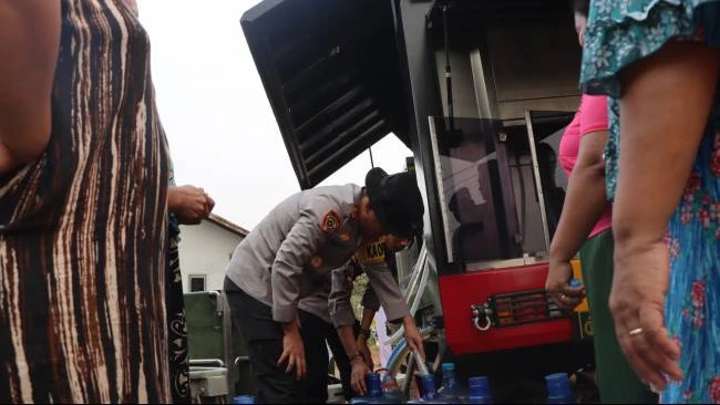 Polres Ketapang Kerahkan Mobil Water Treatment Bantu Warga Atasi Kebutuhan Air Bersih