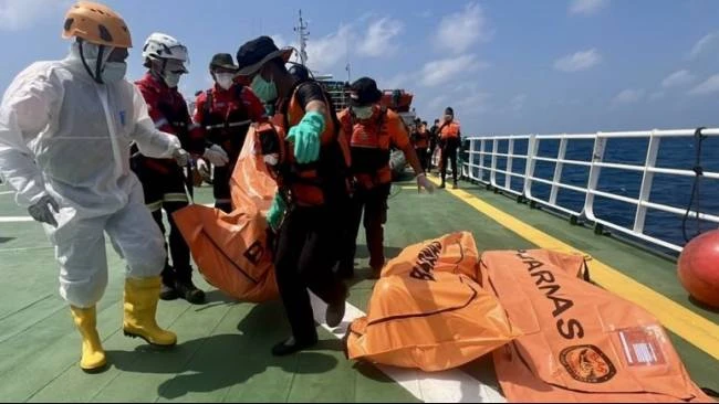 Tim Penyelam Kembali Temukan 3 Jenazah Korban Kecelakaan Kapal Virgo Transport 8