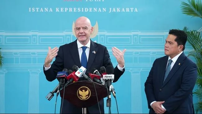 Photo: Kompas.tv FIFA President Gianni Infantino Presents Jersey to Prabowo Subianto