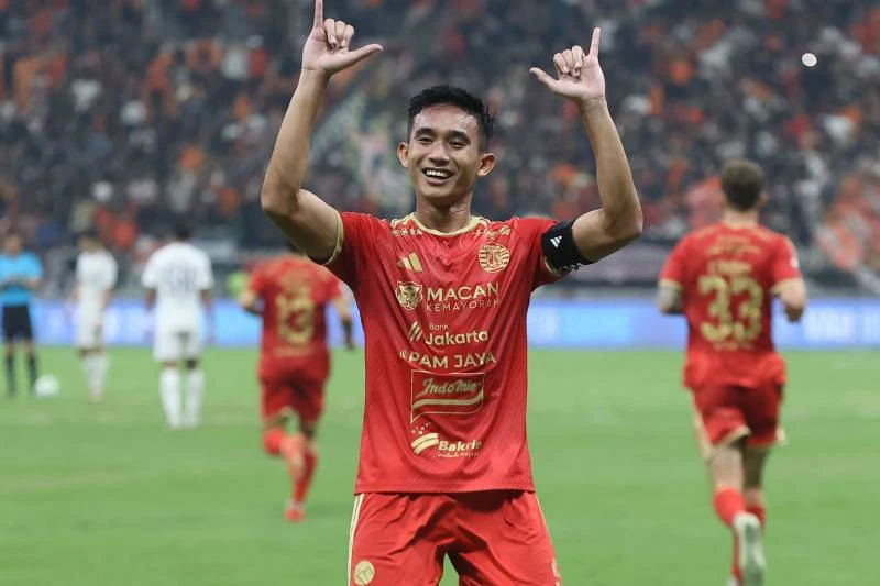 Foto: Persija Jakarta Taklukkan Persik Kediri 2-1, STY Kritik Tajam Rumput JIS