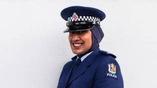 terpanggil-sejak-penembakan-di-christchurch-zeena-ali-jadi-polisi-berhijab-pertama-di-selandia-baru