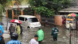 banjir-rendam-rw-03-cipinang-melayu-sebagian-warga-bertahan-di-lantai-2-rumah