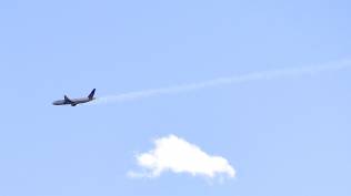 usai-kecelakaan-pesawat-di-denver-pihak-boeing-larang-terbang-boeing-777