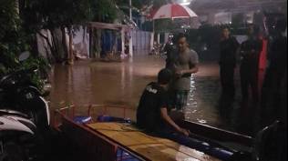 banjir-1-meter-rendam-cipinang-melayu-300-warga-mengungsi-di-tenda-darurat