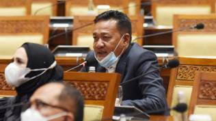 banyak-dapat-suntikan-dana-dpr-minta-pemerintah-tegas-wajibkan-sektor-swasta-bayar-thr