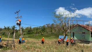 4-002-gardu-listrik-yang-putus-akibat-badai-seroja-di-ntt-berhasil-diperbaiki