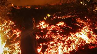 gunung-nyiragongo-erupsi-aliran-lava-menerjang-pedesaan-sedikitnya-15-penduduk-tewas