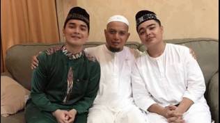 sambil-menangis-alvin-faiz-cium-kening-ameer-azzikra-untuk-terakhir-kali