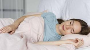 3-posisi-tidur-untuk-mencegah-sakit-leher-atau-punggung-saat-bangun-pagi