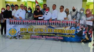 peduli-bencana-gunung-semeru-dpd-rei-jatim-serahkan-bantuan-uang-tunai-dan-perlengkapan-relawan