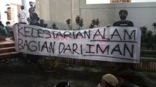 jadi-penceramah-di-ugm-ganjar-pranowo-disambut-aksi-solidaritas-untuk-warga-wadas