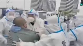 warga-shanghai-mengamuk-bentrok-dengan-polisi-usai-rumahnya-dijadikan-pusat-karantina-covid-19