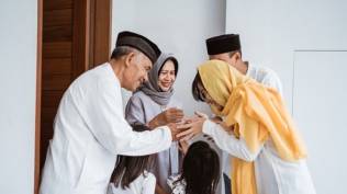sering-diucapkan-saat-idulfitri-ketahui-arti-taqabbalallahu-minna-wa-minkum-dan-cara-menjawabnya