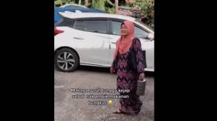momen-lebaran-ibu-ketinggalan-rombongan-karena-sibuk-bungkus-makanan-saat-bertamu