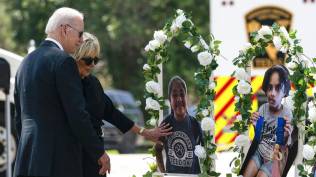 biden-kunjungi-sekolah-tempat-19-anak-sd-tewas-ditembak-di-texas-diteriaki-untuk-lakukan-sesuatu