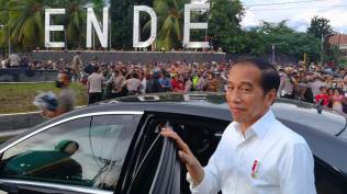 malam-terakhir-di-ende-jokowi-dan-warga-menonton-konser-slank-dan-kla-project