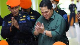 lindungi-korban-pelecehan-seksual-di-kereta-api-erick-thohir-beri-penghargaan-kondektur