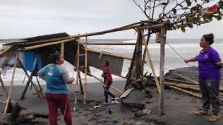 gelombang-pasang-terjang-warung-warung-makan-di-pantai-depok-bantul