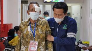 ydkk-bersama-kemensos-gelar-operasi-katarak-gratis-di-lombok-timur