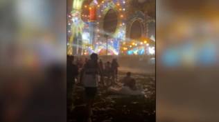 mengerikan-panggung-roboh-di-festival-musik-dan-tewaskan-satu-orang-diduga-karena-angin-kencang