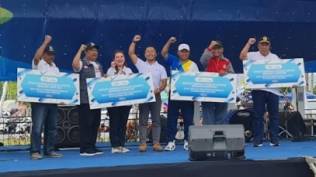 donasi-buku-pembaca-kompas-bersama-bank-bjb-kepada-15-sekolah-di-jawa-barat-bagian-selatan