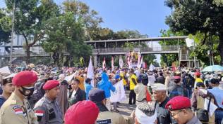 kronologi-dua-kelompok-massa-demo-tolak-kenaikan-harga-bbm-bentrok-di-patung-kuda-jakarta