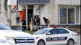 penyanderaan-12-orang-di-bank-georgia-pelaku-minta-2-juta-dolar-helikopter-dan-bendera-rusia