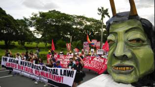 penyintas-kediktatoran-marcos-desak-presiden-filipina-yang-juga-anak-diktator-marcos-minta-maaf