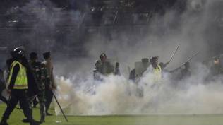 media-inggris-soroti-penundaan-pertandingan-persebaya-vs-arema