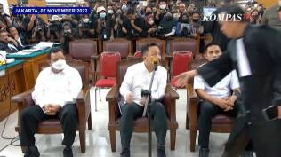 momen-kuat-ma-ruf-tampak-enggan-duduk-di-sisi-bharada-e-dan-diminta-jaksa-keluar-dari-ruang-sidang