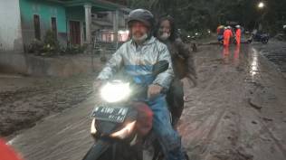 dua-jembatan-rusak-bantuan-logistik-untuk-korban-erupsi-gunung-semeru-terhambat