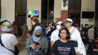 jelang-sidang-vonis-bharada-e-eliezers-angels-membludak-dan-berebut-masuk-ruang-sidang