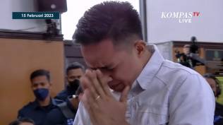 momen-bharada-e-menangis-haru-saat-divonis-penjara-1-tahun-6-bulan-orangtua-langsung-sujud-syukur