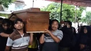 isak-tangis-sambut-kedatangan-jenazah-syabda-perkasa-belawa-dan-ibunda-di-rumah-duka
