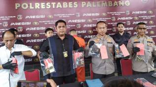 bekuk-anggota-bin-gadungan-polisi-temukan-4-senjata-api-dan-amunisi-saat-geledah-rumah-pelaku