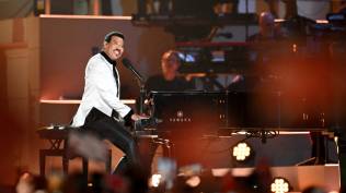 lionel-richie-dan-katy-perry-bernyanyi-dalam-konser-penobatan-raja-charles-iii