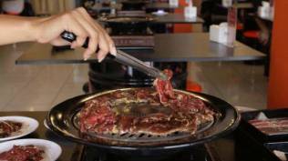 5-bahan-dapur-yang-ampuh-hilangkan-bau-amis-daging-pada-peralatan-masak