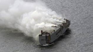 kapal-pengangkut-3-000-mobil-listrik-terbakar-di-lepas-pantai-belanda-seorang-kru-tewas