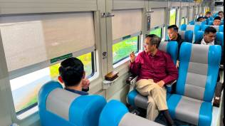 mahfud-md-nikmati-perjalanan-dengan-kereta-api-ke-cirebon-memandang-sawah-dan-rumah-penduduk