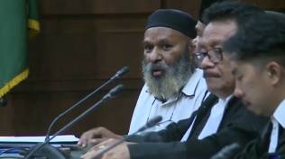 sambil-gebrak-meja-lukas-enembe-bentak-saksi-dan-bantah-keterangan-soal-main-judi-di-singapura