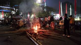 demo-di-patung-kuda-masih-berlangsung-massa-bakar-bambu-polisi-minta-bubar