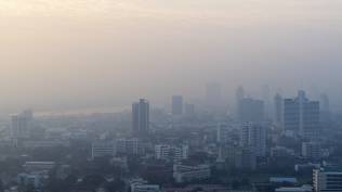 pagi-ini-jakarta-duduki-peringkat-pertama-udara-terburuk-di-dunia-disarankan-pakai-masker