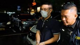 polisi-tahan-steven-tersangka-penipu-jessica-iskandar-di-polda-metro-jaya