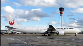 tabrakan-pesawat-di-bandara-tokyo-pesawat-japan-airlines-terbakar